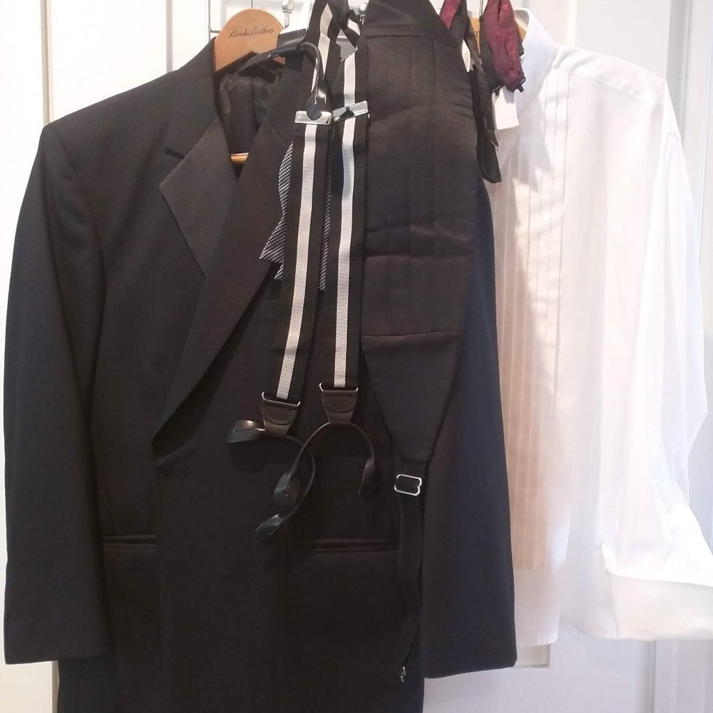 Brooks Brothers Men's Tuxedo 42S with Shirt, Cummerbund, Bow ties, Suspenders